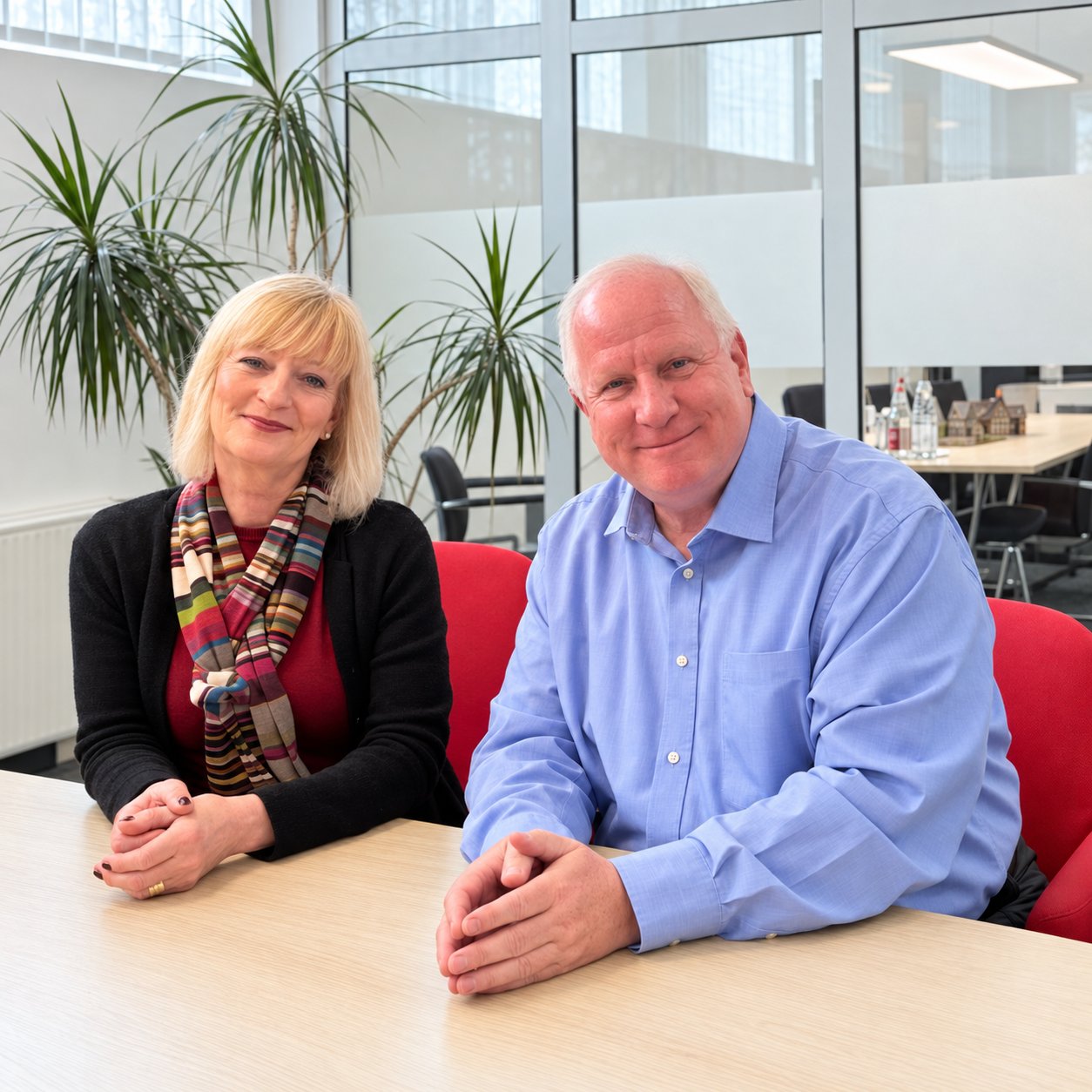 Ulrike Simart und Frank Bechtel gemeinsam am Bürotisch