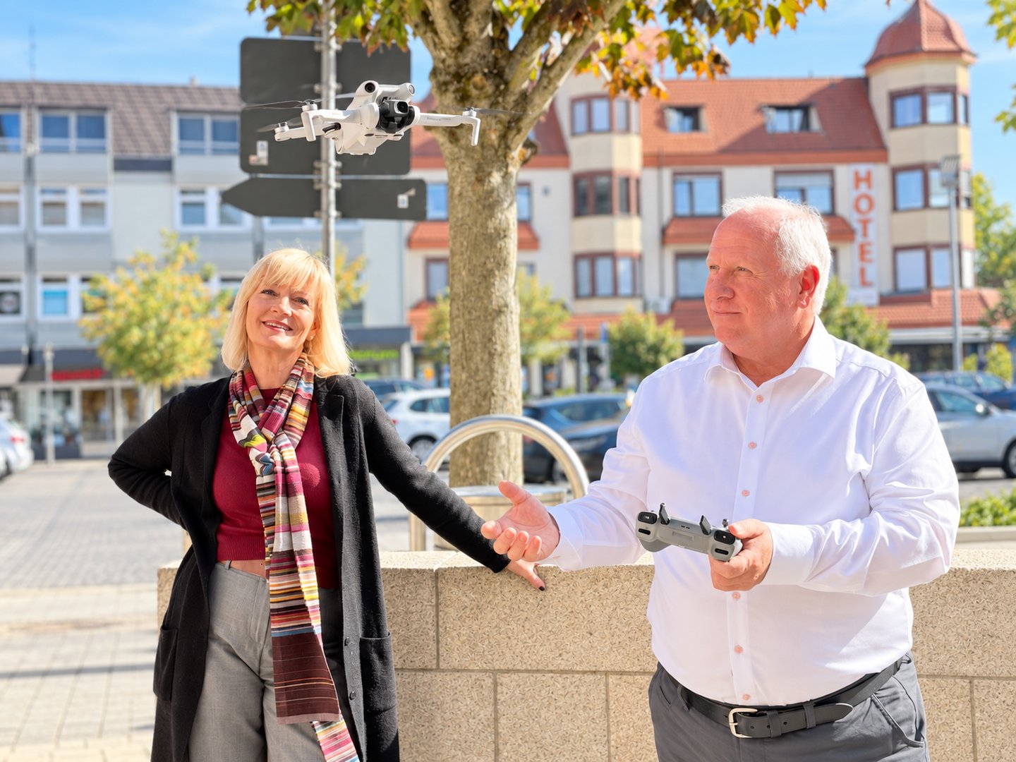 Ulrike Simart und Frank Bechtel bei einem Außentermin mit Drohne